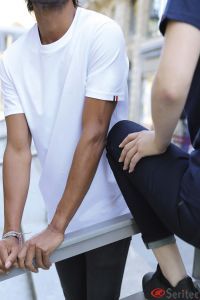 Camiseta unisex blanca con cuello redondo personalizada