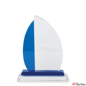Trofeo mediano de cristal con forma de velero personalizado