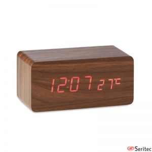 Reloj de madera con cargador personalizado